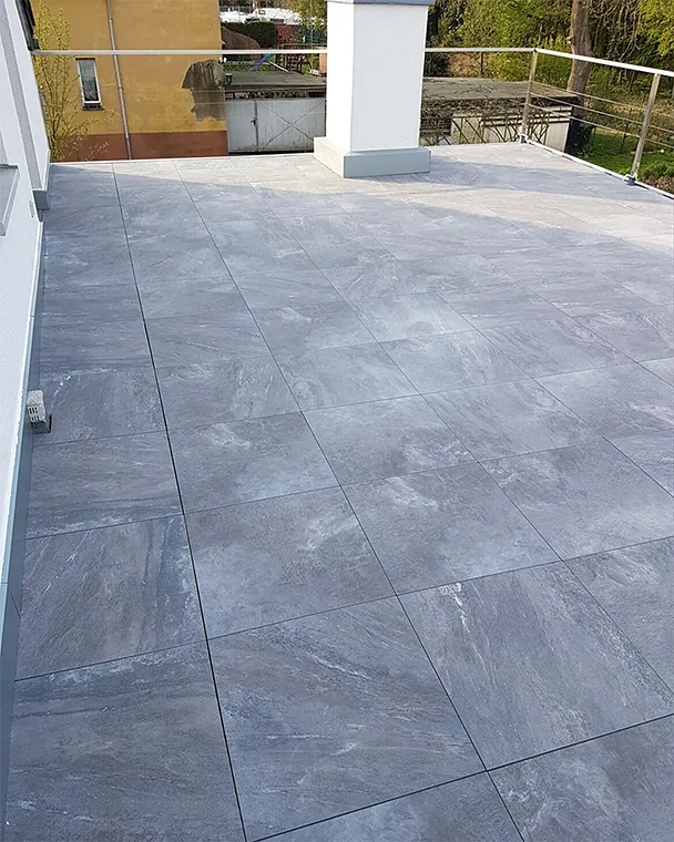 Referenzbild für Bodenarbeit zeigt den Einbau von Bodenplatten